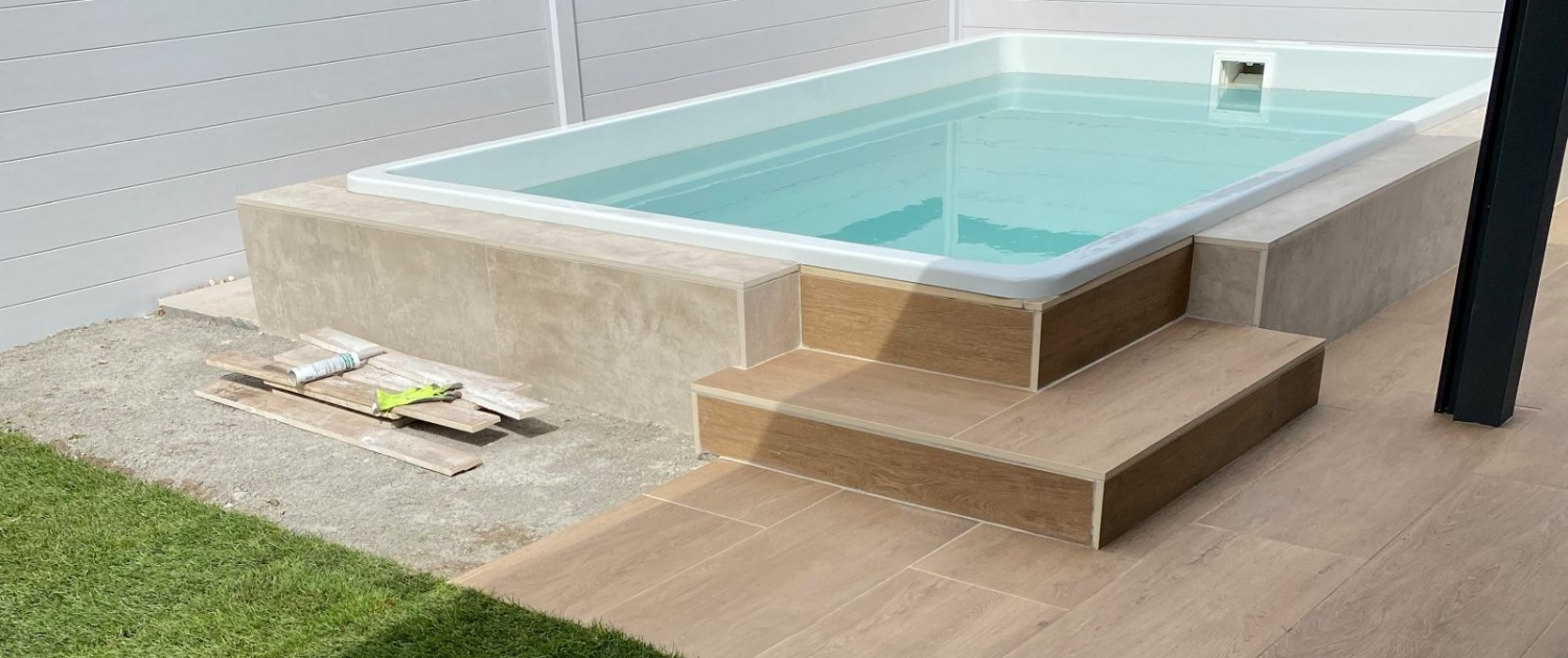 Polyesterpool mit Keramikplatten Treppe