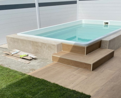 Polyesterpool mit Keramikplatten Treppe