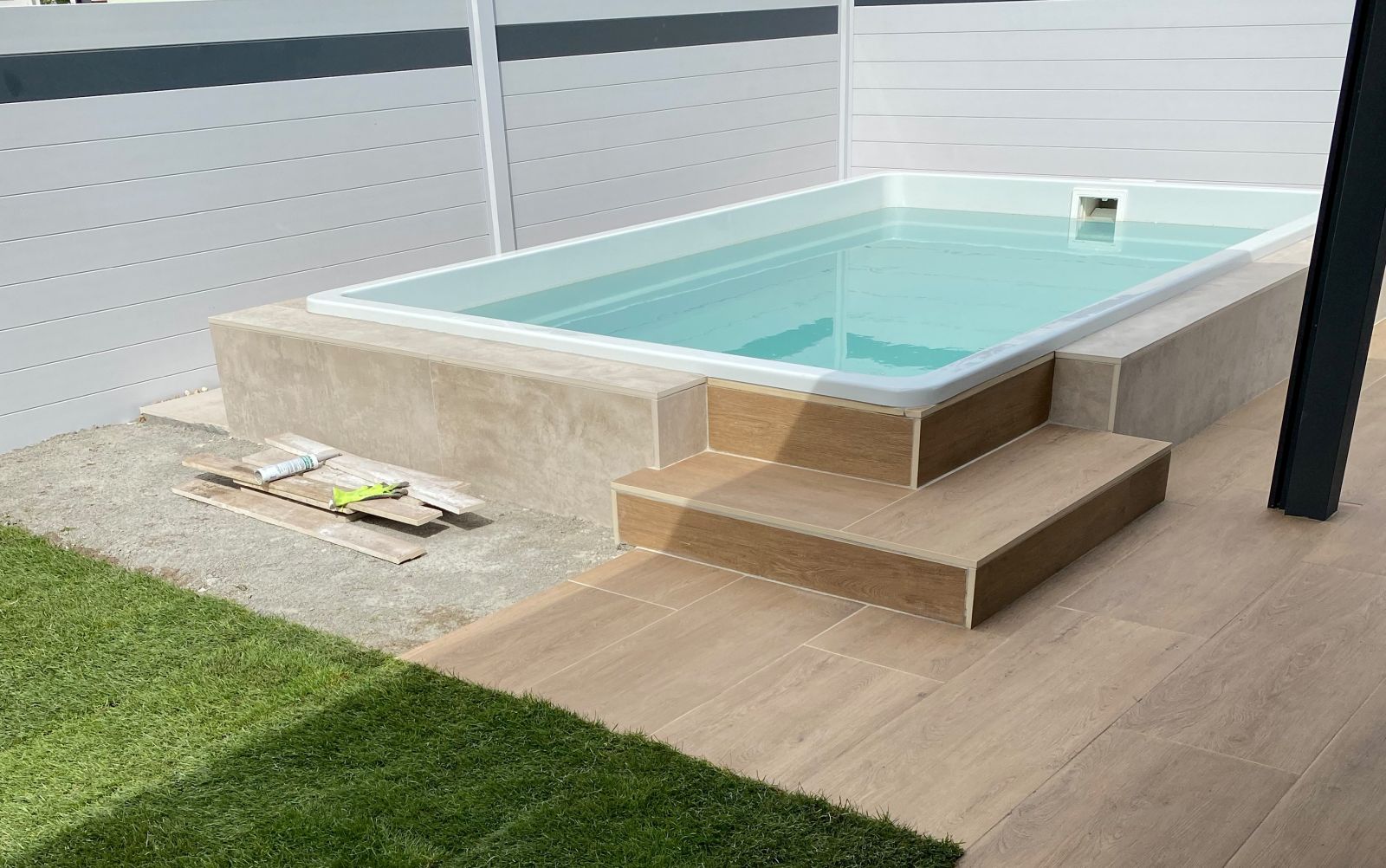 Polyesterpool mit Keramikplatten Treppe