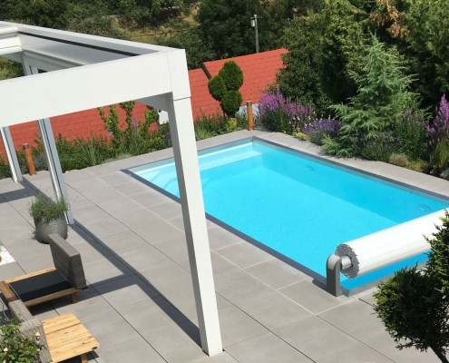 Beton-Terrasse mit Vordach und Pool