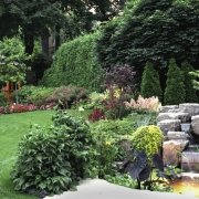 Garten bei Nacht im japanischen Stil